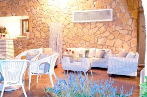 Posedenie v ubytovaní Spacious villa in Can Trabal with private pool and jacuzzi 980 m²