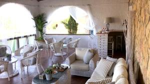 Posedenie v ubytovaní Spacious villa in Can Trabal with private pool and jacuzzi 980 m²