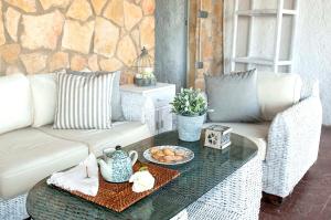 Posedenie v ubytovaní Spacious villa in Can Trabal with private pool and jacuzzi 980 m²