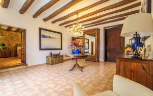 Fotografia z galérie ubytovania Spacious villa in Can Trabal with private pool and jacuzzi 980 m² v destinácii Can Trabal