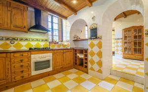 Kuchyňa alebo kuchynka v ubytovaní Spacious villa in Can Trabal with private pool and jacuzzi 980 m²