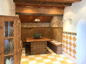 Fotografia z galérie ubytovania Spacious villa in Can Trabal with private pool and jacuzzi 980 m² v destinácii Can Trabal