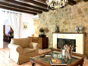 Posedenie v ubytovaní Spacious villa in Can Trabal with private pool and jacuzzi 980 m²