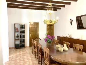 Nápoje v ubytovaní Spacious villa in Can Trabal with private pool and jacuzzi 980 m²