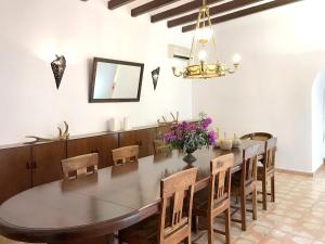 Fotografia z galérie ubytovania Spacious villa in Can Trabal with private pool and jacuzzi 980 m² v destinácii Can Trabal