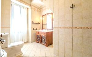 Kúpeľňa v ubytovaní Spacious villa in Can Trabal with private pool and jacuzzi 980 m²
