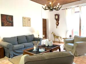 Posedenie v ubytovaní Spacious villa in Can Trabal with private pool and jacuzzi 980 m²