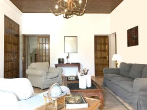 Posedenie v ubytovaní Spacious villa in Can Trabal with private pool and jacuzzi 980 m²