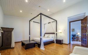 Posteľ alebo postele v izbe v ubytovaní Spacious villa in Can Trabal with private pool and jacuzzi 980 m²