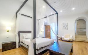Posteľ alebo postele v izbe v ubytovaní Spacious villa in Can Trabal with private pool and jacuzzi 980 m²