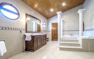 Kúpeľňa v ubytovaní Spacious villa in Can Trabal with private pool and jacuzzi 980 m²