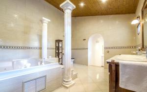 Kúpeľňa v ubytovaní Spacious villa in Can Trabal with private pool and jacuzzi 980 m²