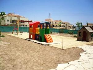 Otroško igrišče poleg nastanitve 2 bedrooms apartement with shared pool furnished terrace and wifi at Larnaca 2 km away from the beach