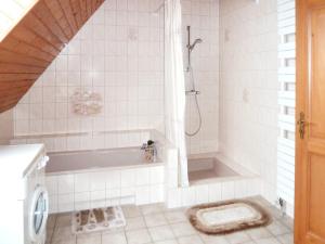Das Bad ist mit einer Badewanne und einer Dusche ausgestattet. in der Unterkunft Appartement de 3 chambres avec jardin amenage et wifi a Epfig in Epfig