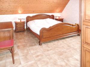 una camera con letto in legno e 2 comodini di Appartement de 3 chambres avec jardin amenage et wifi a Epfig a Epfig