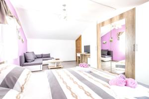 1 dormitorio con 1 cama grande y paredes de color rosa en Elegant Villa Bakar sea view, en Bakar