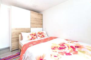 Un dormitorio con una cama con flores. en Elegant Villa Bakar sea view, en Bakar 22 fotos más