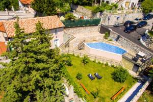 una vista aérea de una casa con piscina en Elegant Villa Bakar sea view, en Bakar