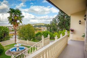 Balkonas arba terasa apgyvendinimo įstaigoje 7 bedrooms mansion with lake view private pool and jacuzzi at Valenca