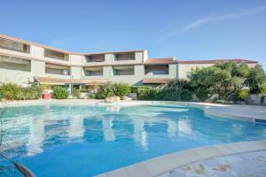 สระว่ายน้ำที่อยู่ใกล้ ๆ หรือใน Maison d'une chambre avec piscine partagee terrasse amenagee et wifi a Valras Plage