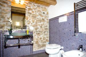 A bathroom at One bedroom apartement with shared pool furnished balcony and wifi at Partinico 6 km away from the beach