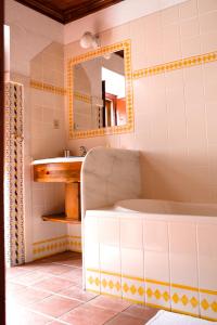 A bathroom at 3 bedrooms house with shared pool garden and wifi at Porto de Mos
