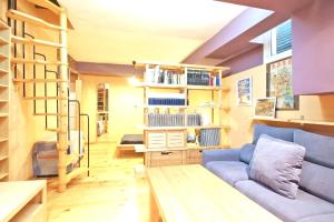 sala de estar con sofá azul y escalera en 2 bedrooms appartement with wifi at Malaga, en Málaga
