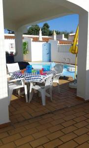 eine Terrasse mit Tisch und Stühlen neben einem Pool in der Unterkunft Luxurious villa in Albufeira with pool in Albufeira + 39 Fotos