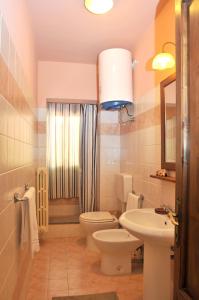 Kamar mandi di 2 bedrooms house with shared pool enclosed garden and wifi at Gattaia