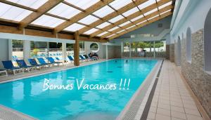 Afbeelding uit fotogalerij van Bungalow de 2 chambres avec piscine partagee terrasse amenagee et wifi a Saint Jean de Monts a 1 km de la plage in Saint-Jean-de-Monts