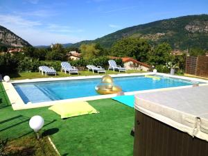 Piscine de l'établissement Villa de 4 chambres avec vue sur la ville piscine privee et jacuzzi a Foix ou située à proximité