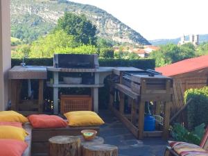 フォワにあるVilla de 4 chambres avec vue sur la ville piscine privee et jacuzzi a Foixのパティオ(グリル、グリル付)