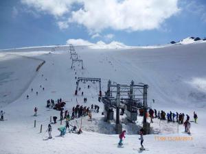 een groep mensen op een skilift in de sneeuw bij Studio accueillant aux Deux Alpes de 21 m² avec vue montagne in Les Deux Alpes