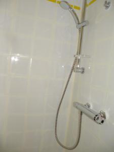 een douche met een douchekop in een badkamer bij Studio accueillant aux Deux Alpes de 21 m² avec vue montagne in Les Deux Alpes +6 foto's