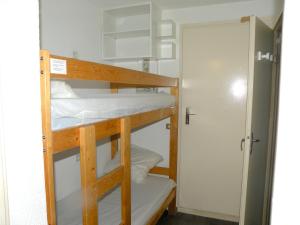 een paar stapelbedden in een kamer bij Studio accueillant aux Deux Alpes de 21 m² avec vue montagne in Les Deux Alpes