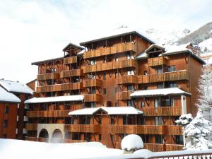 een groot appartementencomplex met sneeuw op de grond bij Studio accueillant aux Deux Alpes de 21 m² avec vue montagne in Les Deux Alpes