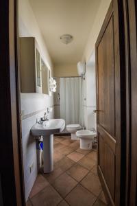 bagno con lavandino e servizi igienici di 3 bedrooms house with furnished terrace and wifi at Castelnuovo di Garfagnana a Castelnuovo di Garfagnana