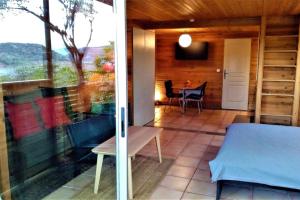 Balkón nebo terasa v ubytování Studio 32m2 - dans propriété avec vue imprenable sur le Lac du Salagou