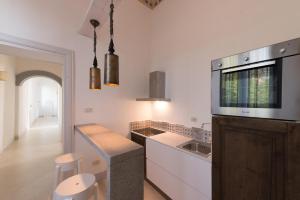 Een keuken of kitchenette bij 4 bedrooms appartement with furnished terrace and wifi at Sannicola 5 km away from the beach