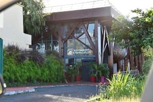 ベ・マオーにあるCharmant studio à Baie Mahault - 22 m² avec vueの正面に看板がある建物 +4枚の写真