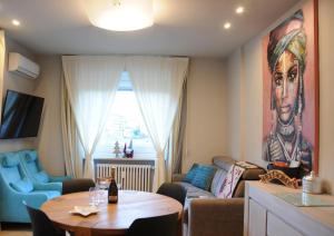 uma sala de estar com um sofá e uma mesa em Blue Moon - Via Torre del Lebbroso Apartments em Aosta