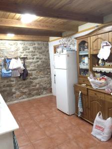 Cuisine ou kitchenette dans l'établissement 4 bedrooms house at Noguera de Albarracin