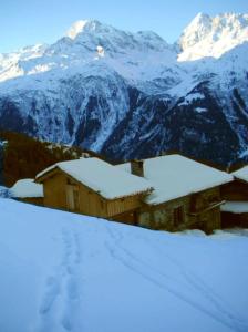 Foto da galeria de Chalet de 5 chambres avec jardin amenage et wifi a Sainte Foy Tarentaise a 1 km des pistes em Sainte-Foy-Tarentaise