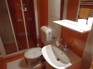 A bathroom at Nefelejcs Apartman