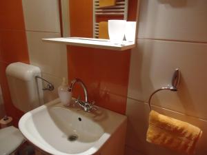 A bathroom at Nefelejcs Apartman
