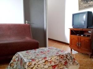 En tv och/eller ett underhållningssystem på 2 bedrooms appartement with furnished terrace and wifi at Vacoas Phoenix