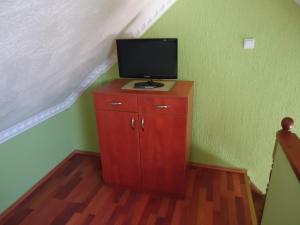 A television and/or entertainment centre at Nefelejcs Apartman