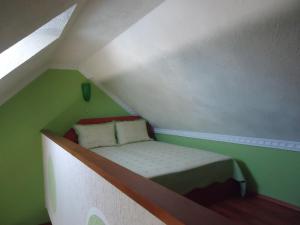 A bed or beds in a room at Nefelejcs Apartman