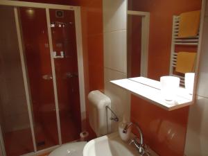 A bathroom at Nefelejcs Apartman
