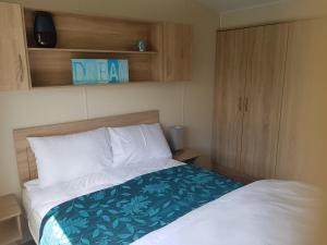 A bed or beds in a room at Stunning 6 Birth Caravan in Skegness Herons Mead